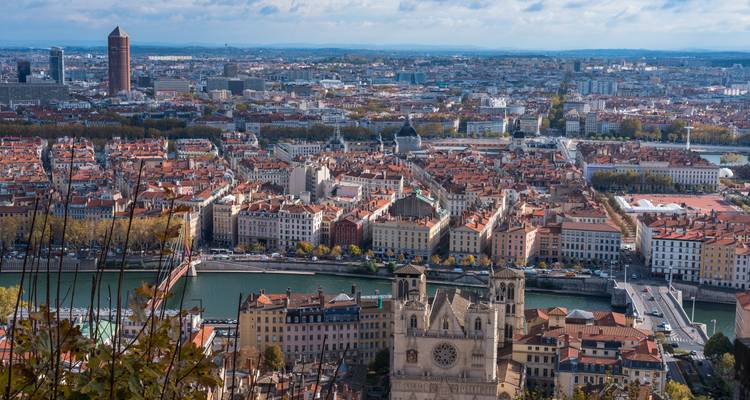Vue aérienne d'une grande ville avec plusieurs bâtiments et une église.
