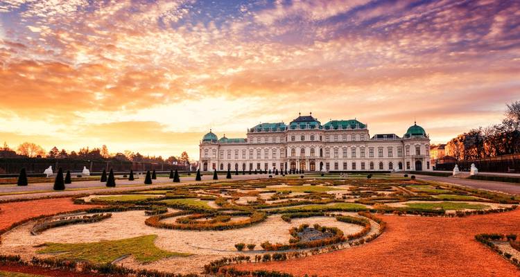 Palacio Belvedere en Viena durante una puesta de sol colorida.