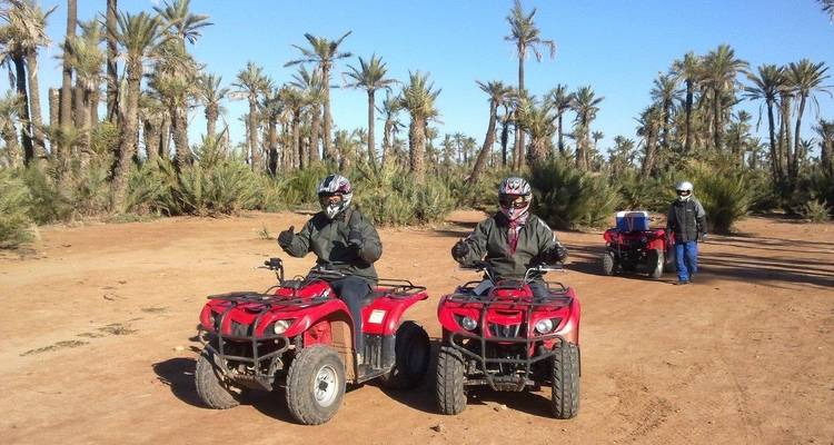 Des gens qui conduisent des quads dans un paysage désertique.
