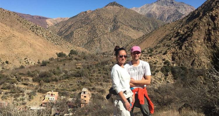 Deux personnes posant avec une vue sur la montagne en arrière-plan.