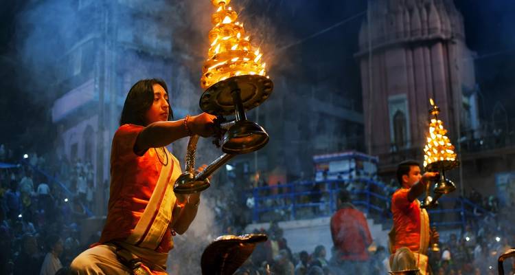 Cérémonie traditionnelle avec des lampes à feu et des prêtres.