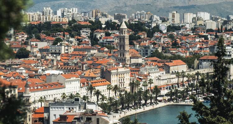 Escena de teleobjetivo del casco antiguo de Split con la torre campanario de San Dumnio elevándose sobre tejados de tejas rojas