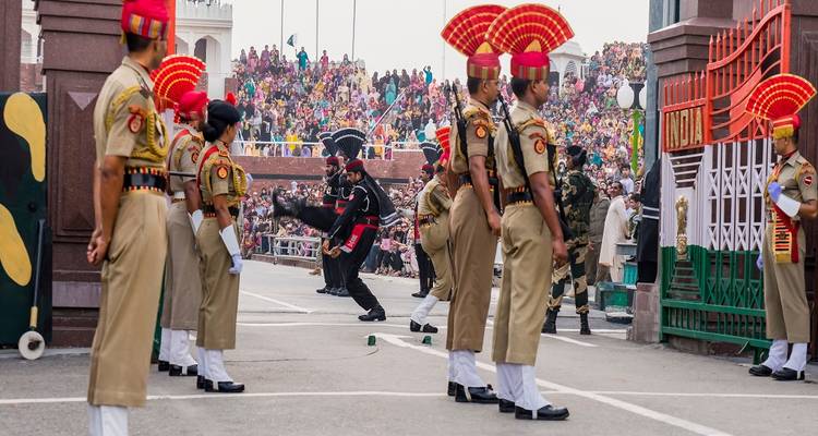Forces de sécurité frontalière exécutant la retraite cérémonielle à la frontière de Wagah.