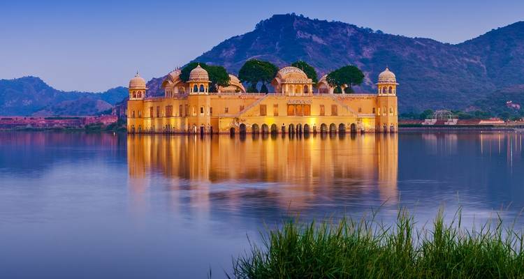 Vue panoramique du Jal Mahal au milieu du lac Man Sagar.