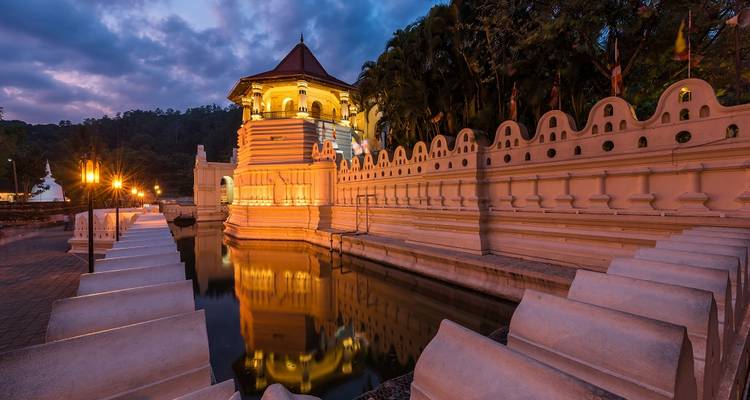 Templo de la Reliquia del Diente Sagrado en Kandy iluminado por la noche.