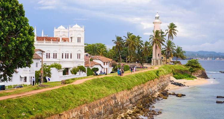 Una vista del histórico Fuerte de Galle con un faro and el mar.