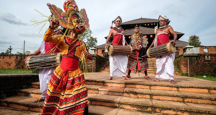 Bailarines tradicionales de Sri Lanka actuando afuera de un centro cultural.