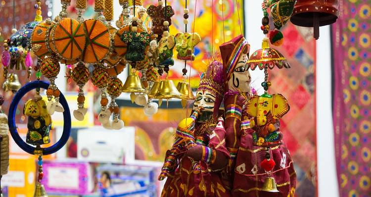 Artisanat coloré et ornements traditionnels exposés.