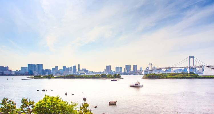 Horizonte de Tokio con el Puente Arcoíris sobre el agua.