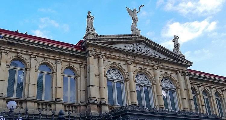 Fachada de edificio de teatro con arquitectura clásica.