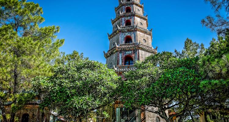 Pagoda rodeada de árboles en un jardín.