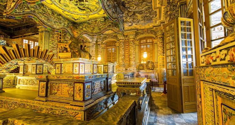 Interior detallado de un palacio histórico vietnamita.