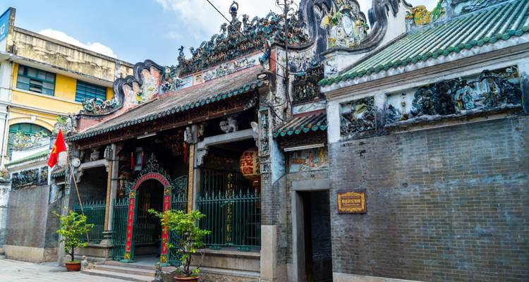 Una entrada ornamental de templo con elementos arquitectónicos tradicionales chinos.