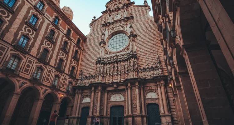 Fachada de iglesia gótica con intrincados detalles arquitectónicos.