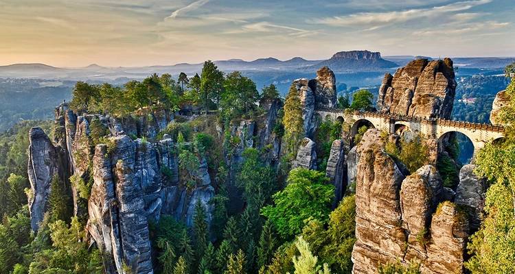Formaciones rocosas dramáticas con un puente.