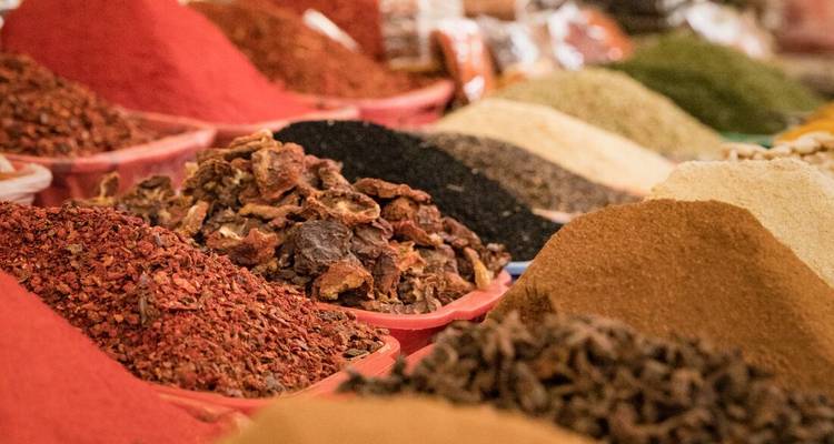 Assortiment d'épices colorées dans un marché.