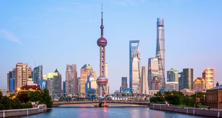 Skyline de Shanghai avec des gratte-ciel modernes au-dessus d'une rivière.