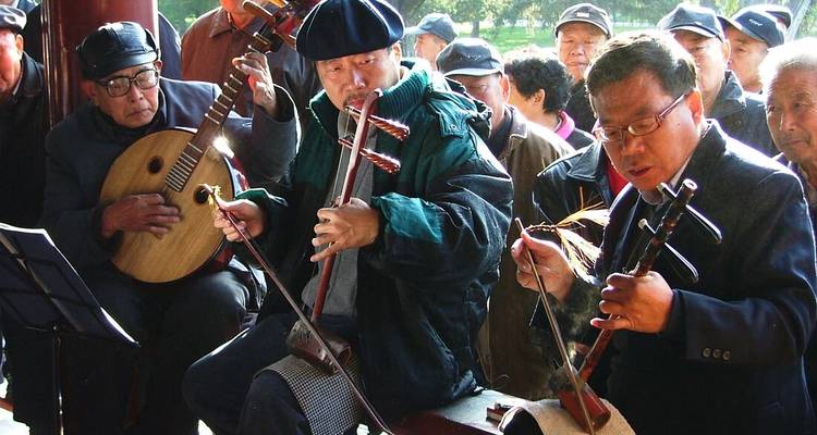 Groupe de musiciens jouant des instruments traditionnels.
