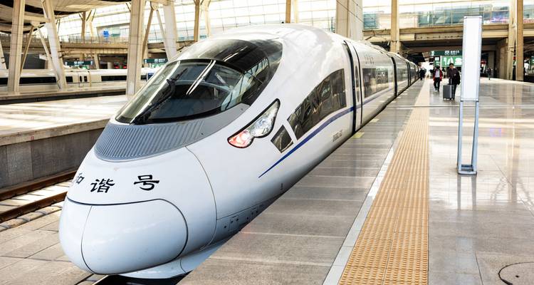 Un train à grande vitesse dans une gare moderne.