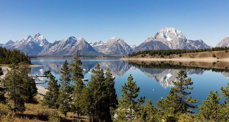 Pittoresk berglandschap met een meer op de voorgrond.