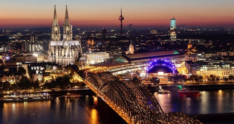 Abendliche Stadtansicht mit einer markanten Brücke und Kathedrale