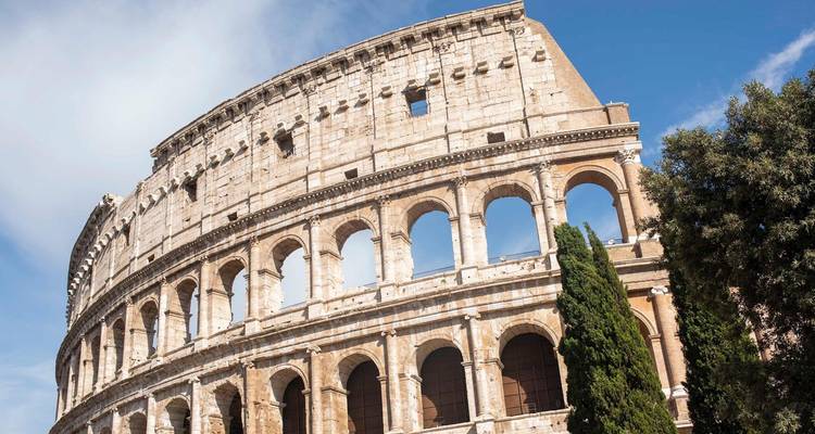 Icónico Coliseo con cielo azul despejado.