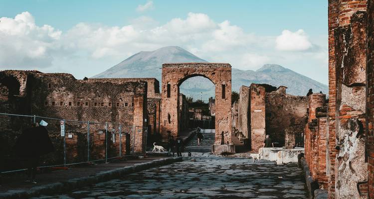 Ruinas de Pompeya con el Monte Vesubio al fondo.