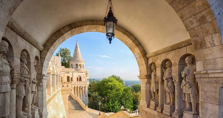 Vissersbastei in Boedapest met sierlijke architectuur onder een boog.