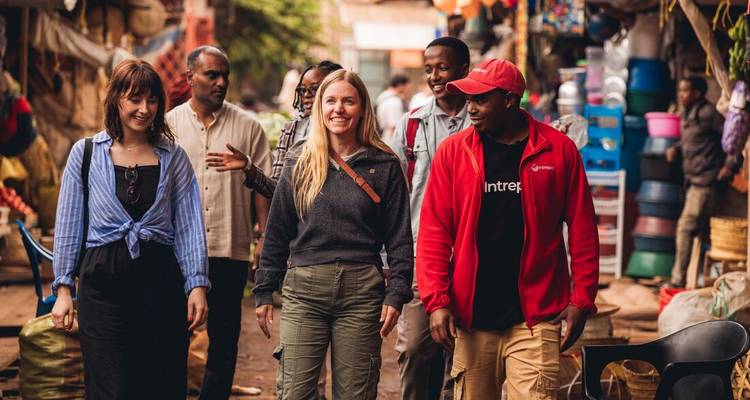 Grupo de personas caminando por un mercado vibrante.