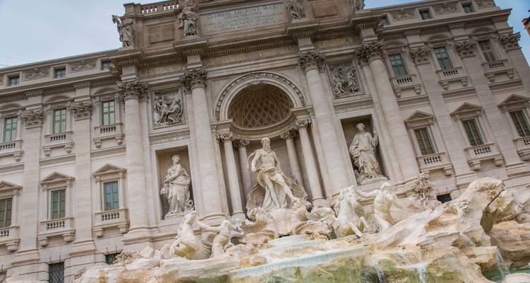 Vista frontal de la Fuente de Trevi con esculturas de mármol y agua en cascada