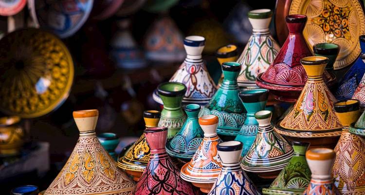 Rangée de tajines marocains colorés.