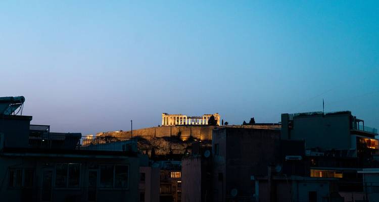 Skyline de la ville au crépuscule avec le Parthénon illuminé sur la colline de l'Acropole