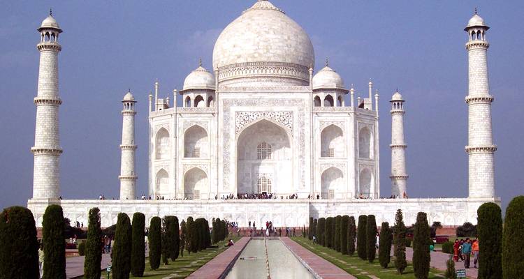 Iconisch mausoleum met een reflectievijver en tuinen