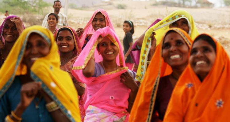 Groep vrouwen in kleurrijke traditionele kledij