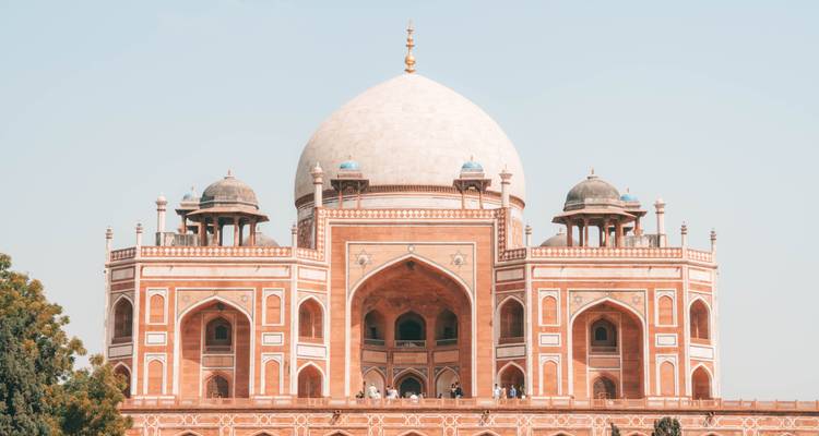 Humayun's Tomb with clear skies, neatly aligned arches and domes.