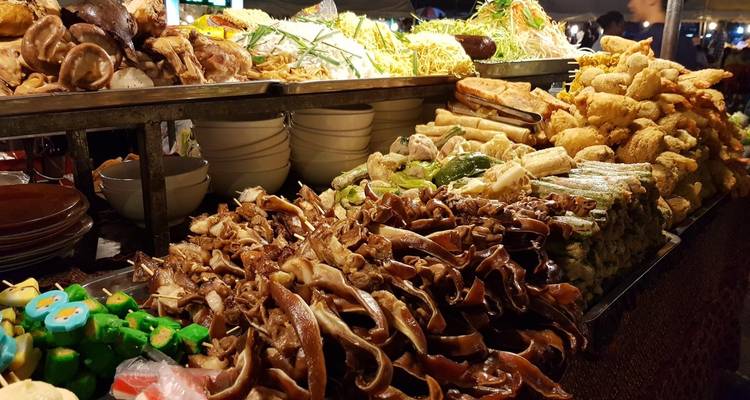Variété d'aliments locaux exposés sur un étal de marché.
