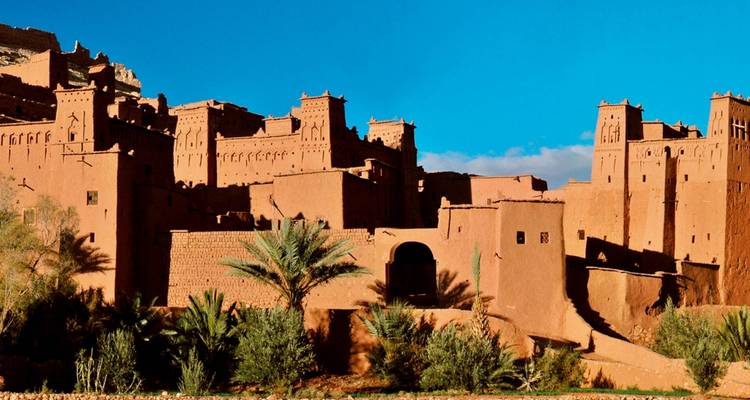 Traditionelle marokkanische Lehmgebäude vor einem blauen Himmel.