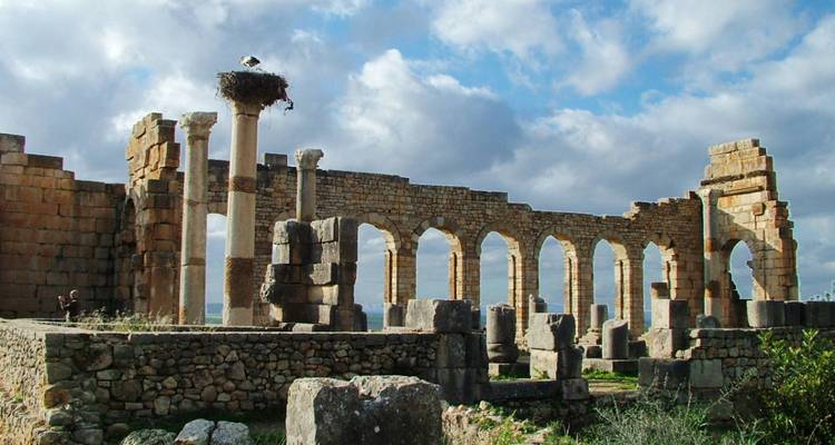 Antike römische Ruinen mit Bögen und Säulen.