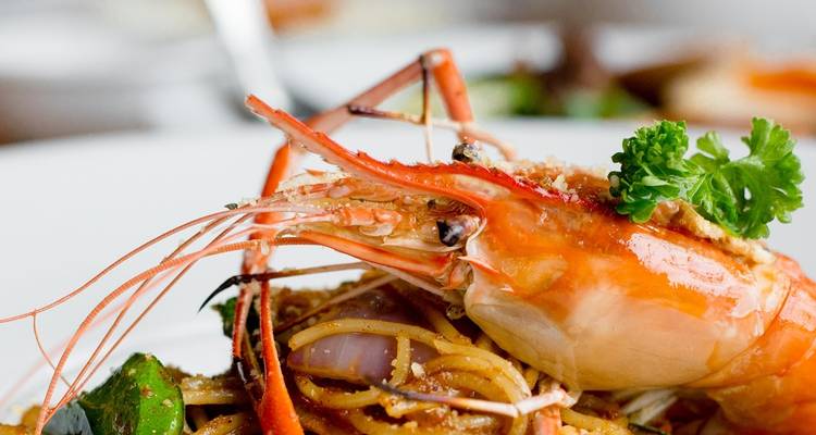 Close-up van een gastronomisch gerecht met zeevruchten.