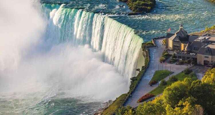 Blick auf berühmten Wasserfall mit Nebel