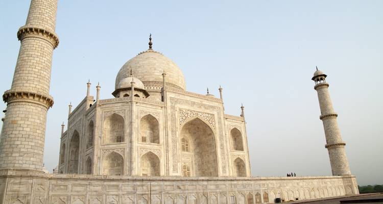 Uitzicht op de iconische Taj Mahal met zijn spiegelende zwembad.