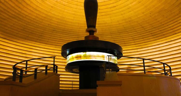 Interieur van het Heiligdom van het Boek met dramatisch rond plafond en centraal display.