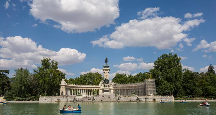 Barcas de remos con visitantes en el lago del Parque del Retiro de Madrid frente al monumento a Alfonso XII.
