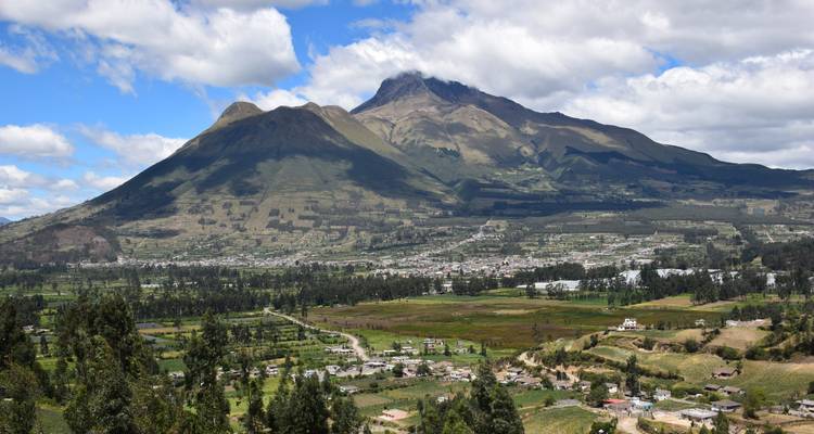 Berglandschaft mit einer Stadt im Tal.