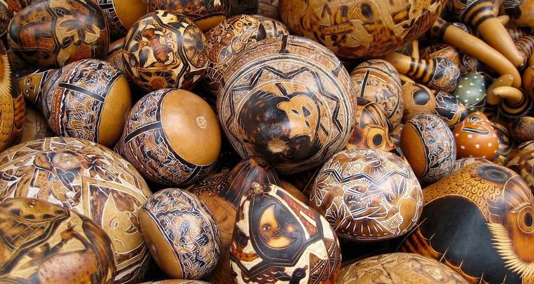 Handgefertigte Holzkugeln mit aufwendigen Verzierungen.