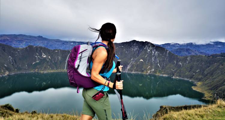 Person, die um den Quilotoa-Kratersee wandert.