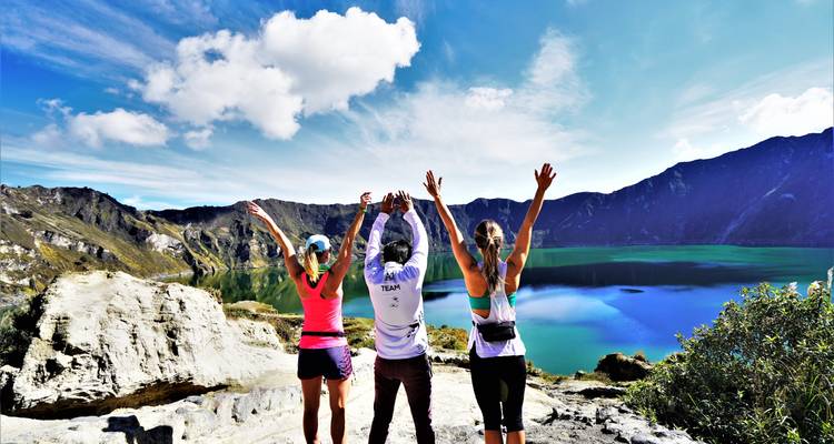 Gruppe von Menschen, die am Rand des Quilotoa-Sees feiern.