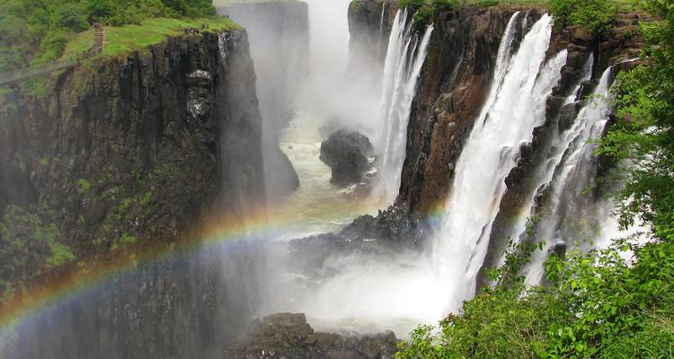 Una vasta cascada con un arcoíris atravesando la neblina.