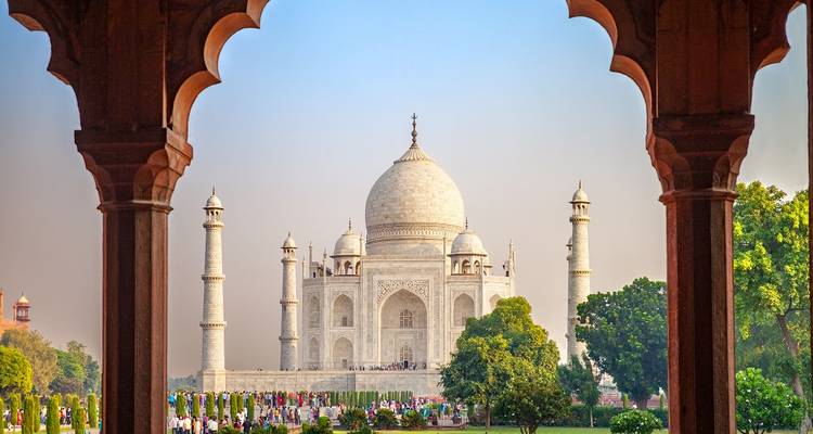 Taj Mahal met tuinzicht door een boogvormige omlijsting.