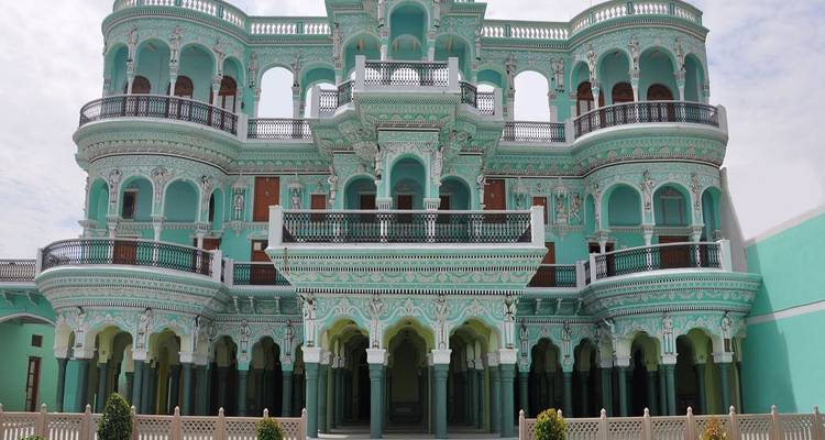 Kleurrijk, sierlijk herenhuis met ingewikkelde architectuur.